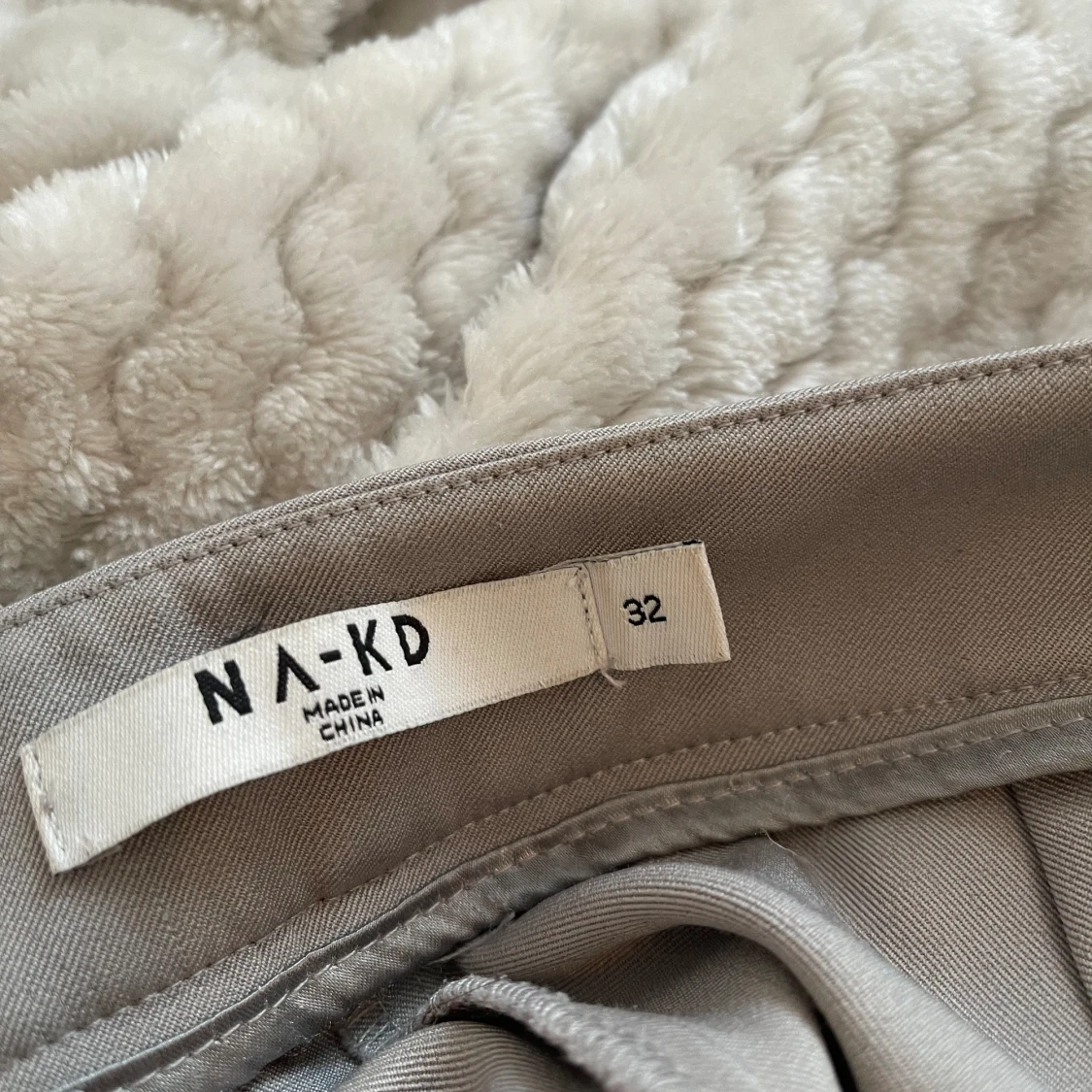 Gråa kostymbyxor - 90