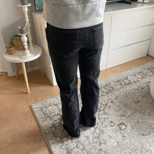 Jeans - Jeans från Zara. Storlek 40 men passar som 36 beroende på hur man vill att dom ska sitta.