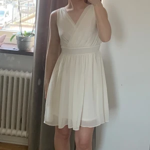 klänning  - superfin klänning som sitter som en smäck på, perfekt till studenten eller sommaren❣️