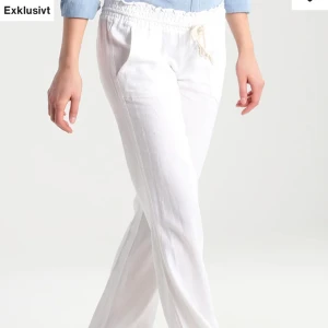 Roxy Linnebyxor   - Säljer dessa roxy linnebyxor i storlek M. De är uppsydda så lite korta på mig som är 158💕 Har ett litet hål vid ena fickan (kolla sista bilden), men det syns knappt och går lätt att sy !  Skicka gärna bud/prisförslag 💞