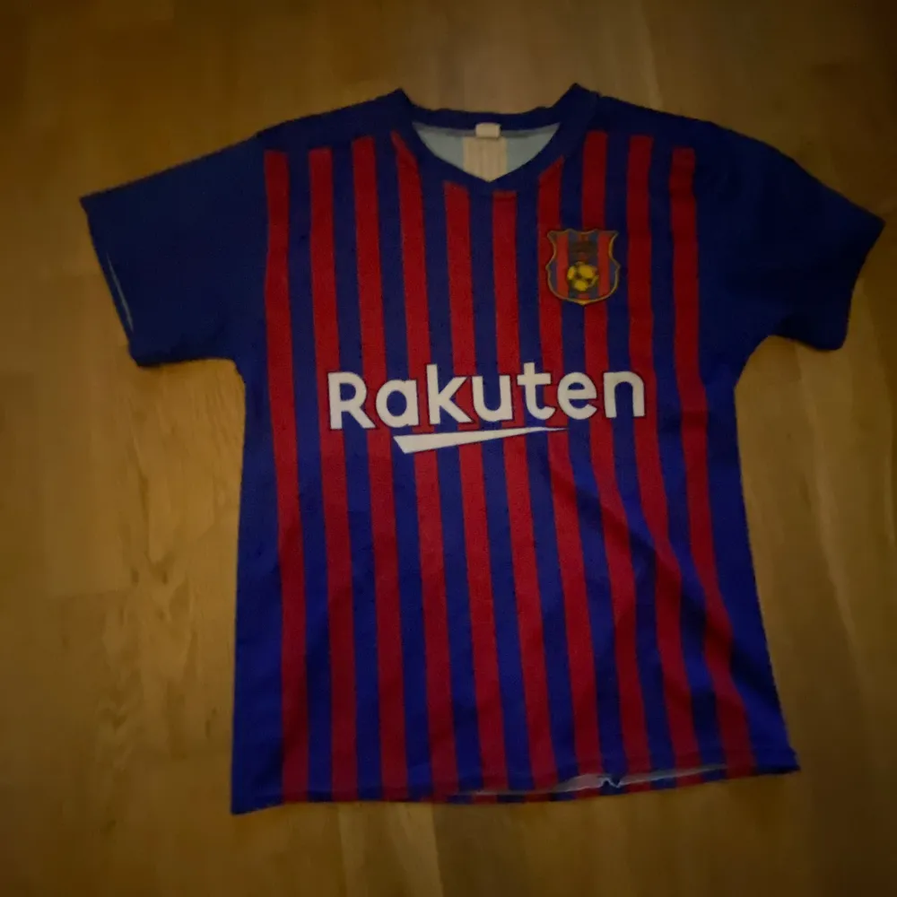 Jätte bra skick aldrig använd en gammal variation av barcelona tröjor och spelare på ryggen är lionel Messi . Tröjor & Koftor.