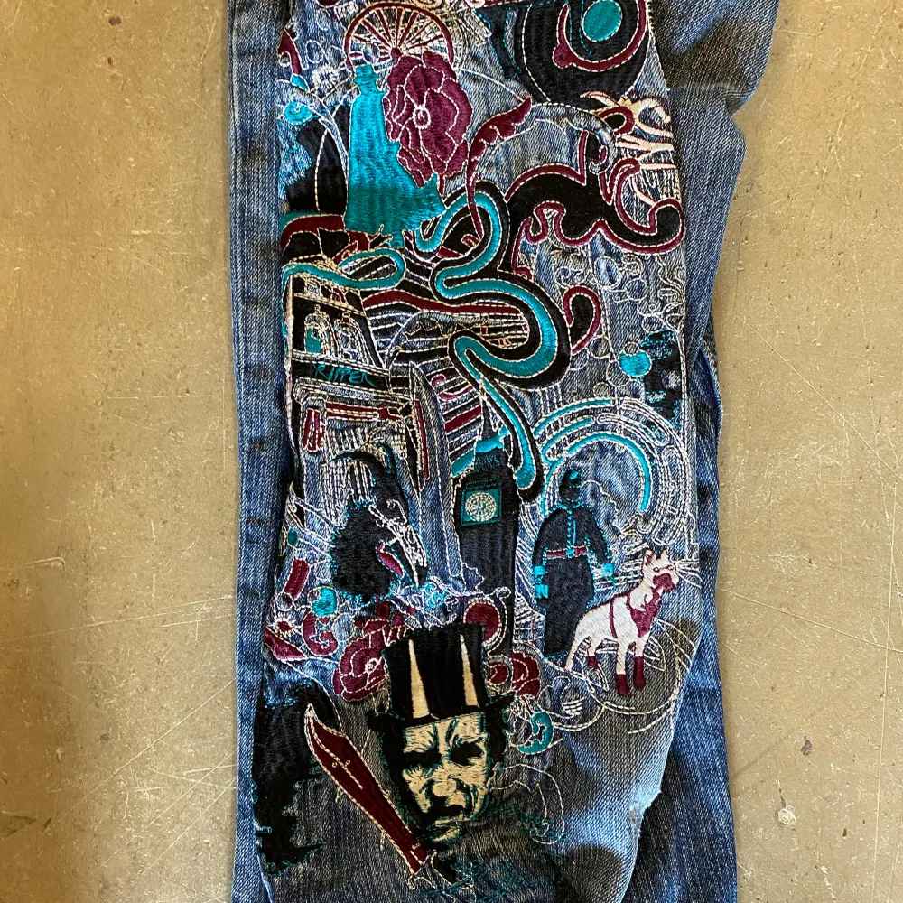 Artful dodgers jeans as bra med fett embroidery . Jeans & Byxor.