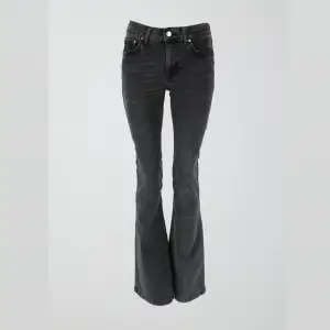 Mörkgråa jeans från Ginatricot i bra skick! Köpta för 500kr💗 säljer pga att jag inte använder dom längre.