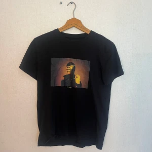Svart T-shirt med tryck  - Säljer denna snygga T-shirten med tryck då den inte kommer till användning. I bra skick då den endast är använd nån enstaka gång! Storlek S. Tveka inte att höra av dig om det finns någon fråga!💗