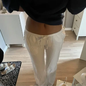 Linnebyxor  - Vita linnebyxor från h&m. Jag köpte dom här från plick men dom är lite använda. På gränsen till för korta för mig som är 170cm 
