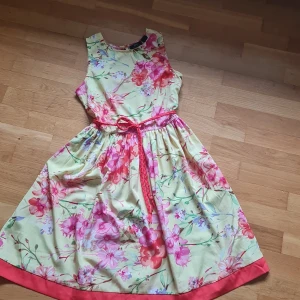 Sommarklänning - Väldigt tunn och skön sommarklänning. Säljer pga inte min storlek. Köpt från bonprix