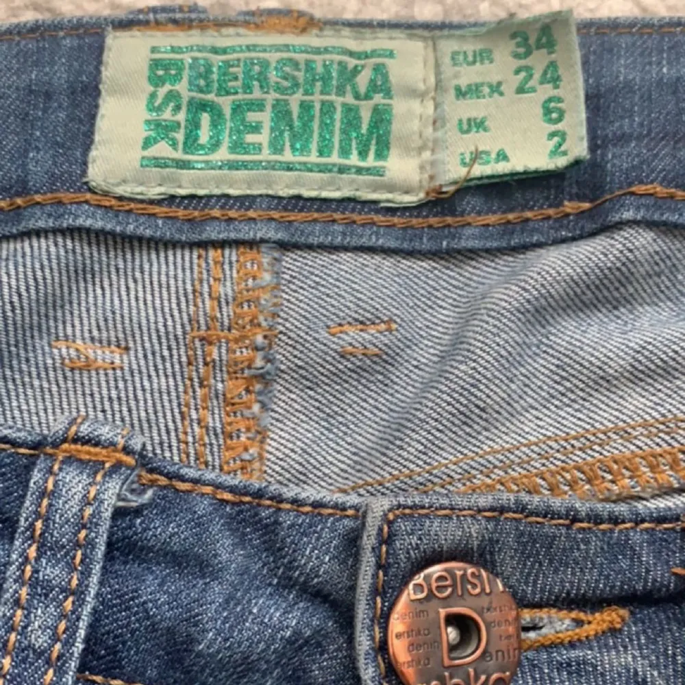 jätte fina bootcut bershka jeans!  (låg midjade)  inga skador alls😋. Jeans & Byxor.