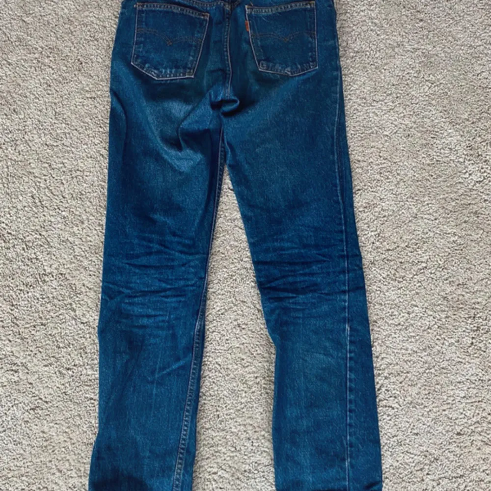 Jättefina levis jeans med straight fit. De har gått upp lite i sömmen på sidan men det går enkelt att fixa!. Jeans & Byxor.
