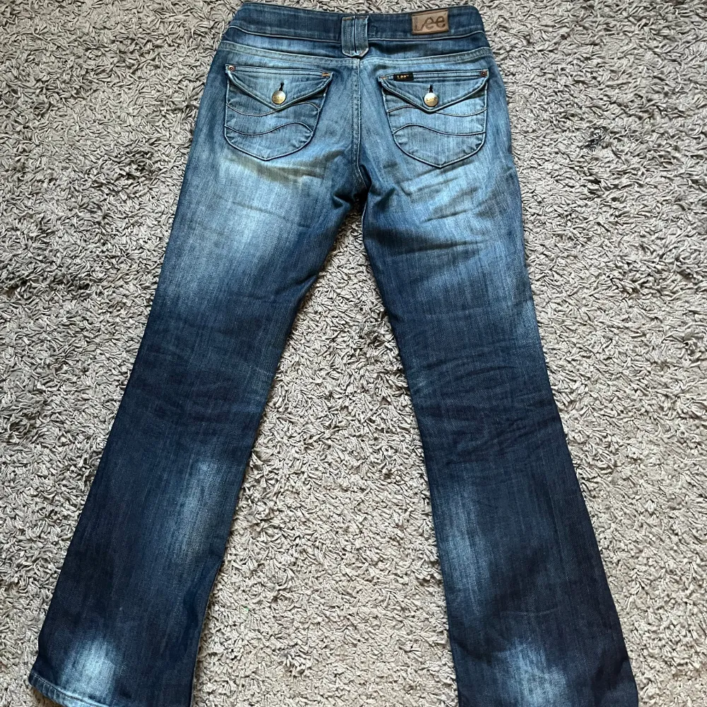 Lågmidjade utsvängda Lee jeans som tyvärr är för små för mig som brukar bära S💞 passar nog XS-XXS Bara att höra av sig vid frågor!💗. Jeans & Byxor.