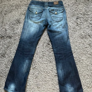Low waist Lee jeans - Lågmidjade utsvängda Lee jeans som tyvärr är för små för mig som brukar bära S💞 passar nog XS-XXS Bara att höra av sig vid frågor!💗