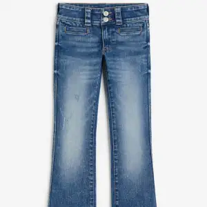 Slutsålda lågmidjade bootcut jeans från H&M i storlek 170. Oanvänt skick 😍. 