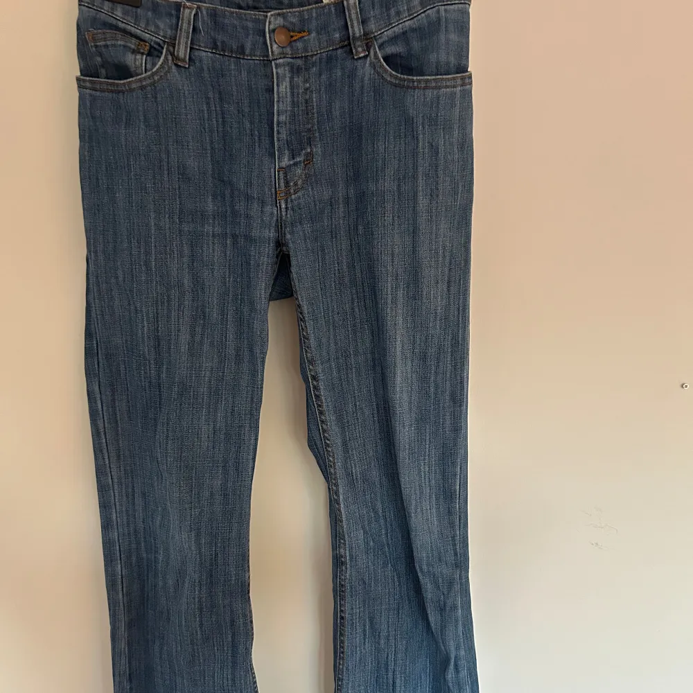 Säljer dessa supersnygga lowwaist bootcut jeans i en sån snygg tvätt. Skriv vid intresse av fler bilder.. Jeans & Byxor.