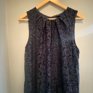 Topp - En späts topp som är marin/mörk blå, toppen är från STOCKH LM! Den är i storlek M🥰