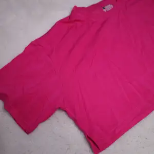 Rosa croppad t-shirt utan logga, strl XS men är i något oversized modell 