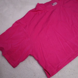 Croped t-shirt  - Rosa croppad t-shirt utan logga, strl XS men är i något oversized modell 