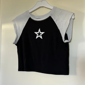 baby tee - Den är i bra skick och jag säljer den då den inte längre kommer till användning. Priset kan diskuteras :)