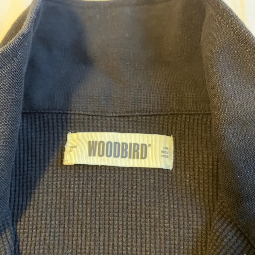 Hej, Woodbird T-shirt. Använts ett par gånger sedan bara legat i skåpet. Priset är 200:- Pris går att diksuteras vid snabb affär. Mvh  Top.brandz . T-shirts.