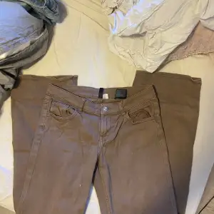 Low waist bruna jeans från hm. Sätter jöttefint och tight. Flare/bootcut. 3 små gröna klorfläckar på insidan av låret men det syns inte.
