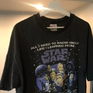 Star wars vintage 1996 - Star wars vintage t-shirt från 1996 Skick: Vintage, inga fläckar, ett par små hål som knappt är synbara Size: XL, passa troligtvis L Färg: washed svart/grå