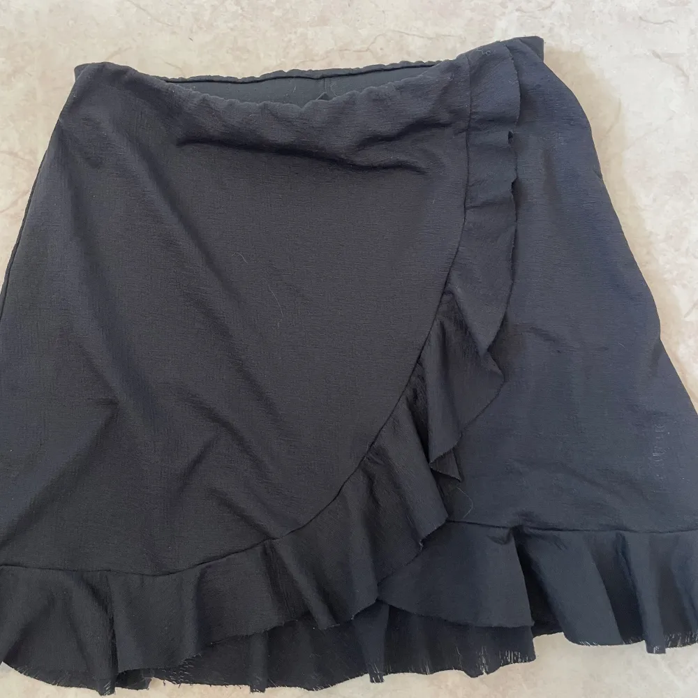 Svart kjol från Gina Tricot 💕. Kjolar.