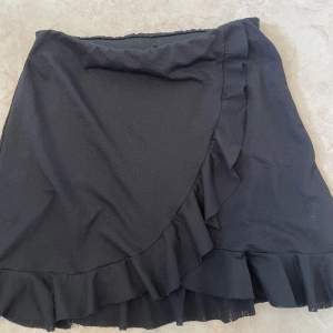Svart kjol från Gina Tricot 💕
