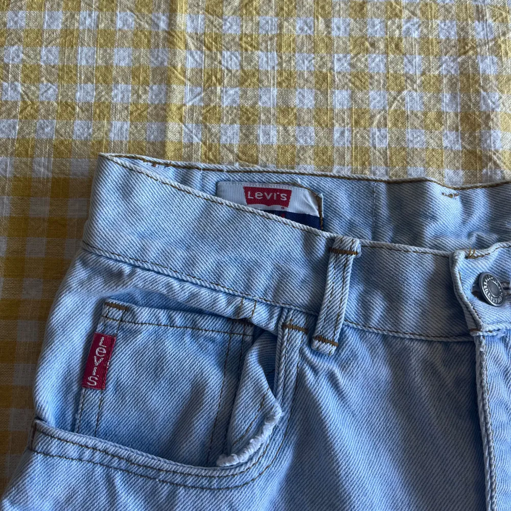 Jeansshorts från Levis i storlek 30, men skulle säga att de är runt 25-27! Få fin färg och perfekt till sommaren ⭐️🥰. Shorts.