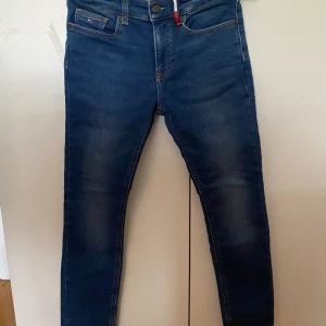 Tommy Hilfiger jeans  - Säljer dessa snygga jeans efter en rensning i garderoben. Modell slim och storlek 164. Skick 9/10. Nypris ca 500kr, jag säljer för 300kr. Priset är inte hugget i Sten utan kan sänkas vid snabb affär. Hör av dig om du vill ha mer info eller bilder.