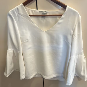 Vit blus från hm - Säljer denna vita blus från hm i storlek 36