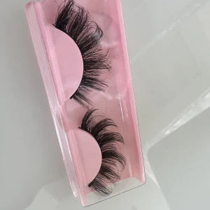 Lösfransar  - Snygga Cateye lösögonfransar 🤩 man känner sig så snygg med dessa fransar och man får de dragna kattiga ögon 😻 skulle de även vara lite långa för ögonlocket kan man klippa i kanterna så det passar ögonlocket helt perfekt 👌🏻✨