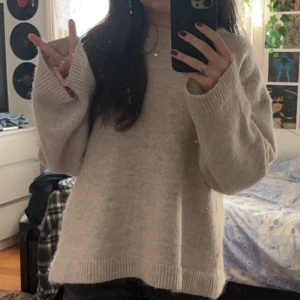 stickad tröja breda ärmar - säljer denna ljus beiga stickade tröjan med breda ärmar från Gina i storlek XS, den är lite nopprig men man kan få bort det ❤️