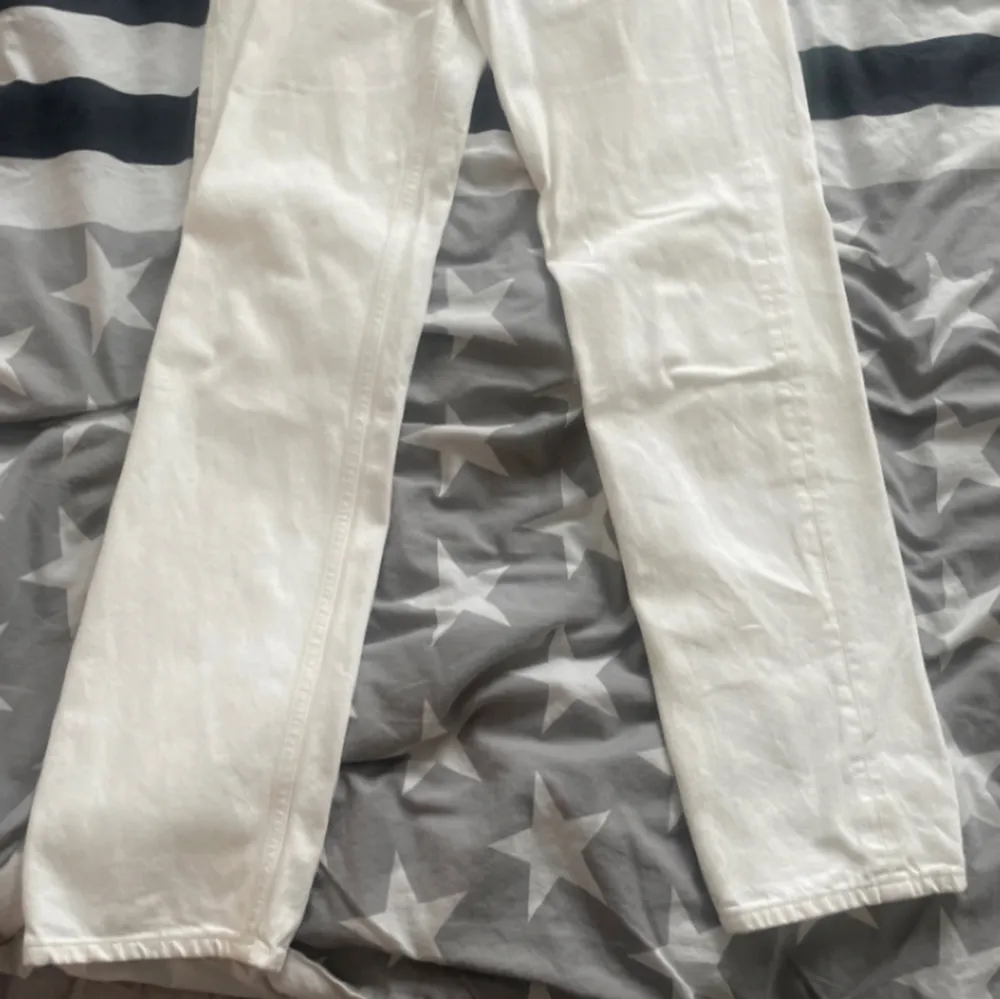 Vita högmidjade jeans med vida/raka ben.  Storlek 32 (passar även för någon med storlek 34)  Ej använts så mycket.  Köpta från Gina tricot. Jeans & Byxor.