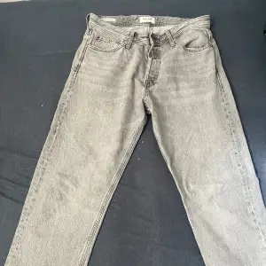 Straight leg jeans från Jack&Jones i modellen Relaxed/Chris. Bra skick som nya. Har bara testat, beställde online och de passade inte. Priset är inte skrivet i sten 