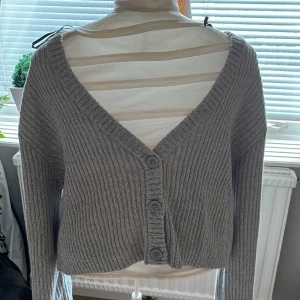 Grå kofta  - Säljer en jättefin grå kofta i M från hm, därför att den aldrig kom till andvändning. Aldrig andvänd bara testat.🤍