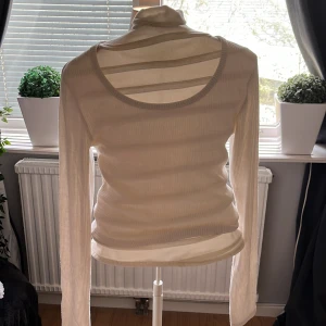 Stickad vit tröja  - Säljer denna jättefina stickade långärmade vita tröjan från new yourker, säljer för att hittar ingen andvändning till den nu. Andvänd ett få tal angånger.🤍