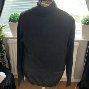 Säljer denna jättefina polo tröja i mörkgrå med stl 38/40 känns som xs, säljer för att den inte passar mig. Aldrig andvänd bara testat.🤍