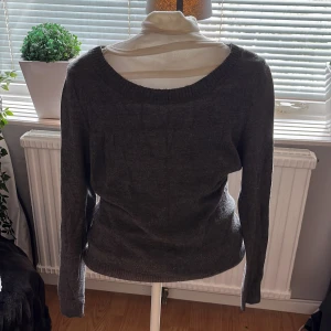 Mörkgrå stickad tröja  - Säljer dena stickade mörkgråa tröjan  i xs från hm, därför att den är för liten för mig. Aldrig andvänd bara testat.🤍