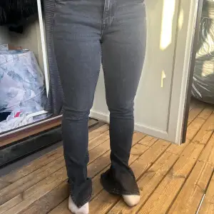 Snygga o sköna jeans med slutar på sidan