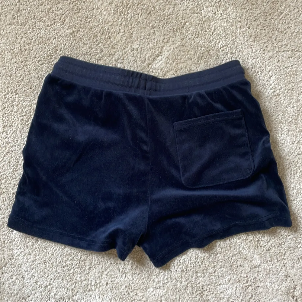 Fina shorts som är i nyskick. Sälj pga att de inte passar. Använda en gång. Originalpris 449 kr. Köparen står för frakten.. Shorts.