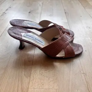 Snyggaste och skönaste sandaletterna från Manolo Blahnik. Bra skick. 