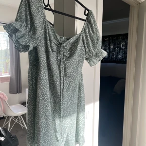 Söt klänning - Söt sommarklänning som endast använts vid en skolavslutning