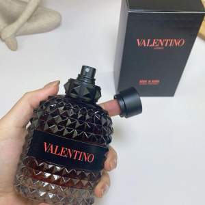 Säljer nu min helt nya Valentino  parfy då jag redan hade en sol var ganska ny, och fick den här som fördelsdags procent. Helt ny med paket. KOM MED ETT BUD!😊