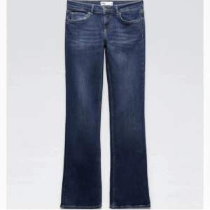 Lågmidjade lågmidjade jeans från zara. Inte väl använda och inget slitage eller fläckar. Hör av dig vid intresse ❤️
