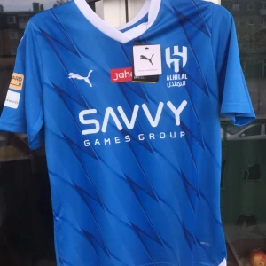 Al Hilal tröja - Hej Säljer en fin Al Hilal tröja med Neymar på ryggen. Tröjan är i storlek M och är splitter ny. Passar riktigt bra till sommaren. Påse till tröjan medföljer.
