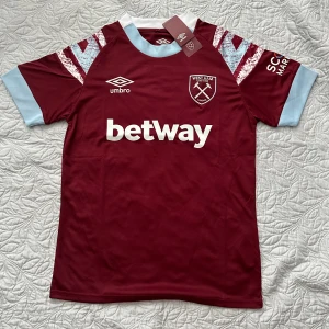 West Ham 22/23 Fotbollströja  - Storlek: S Helt ny med lapp. Väldigt fet tröja som man kan ha överallt.