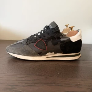 Philippe Model skor - Ascoola philippe model trainers som jag själv köpt men var lite för små. Väldigt fint skick. Storlek 44 normal i storlek. Inget og ingår. 