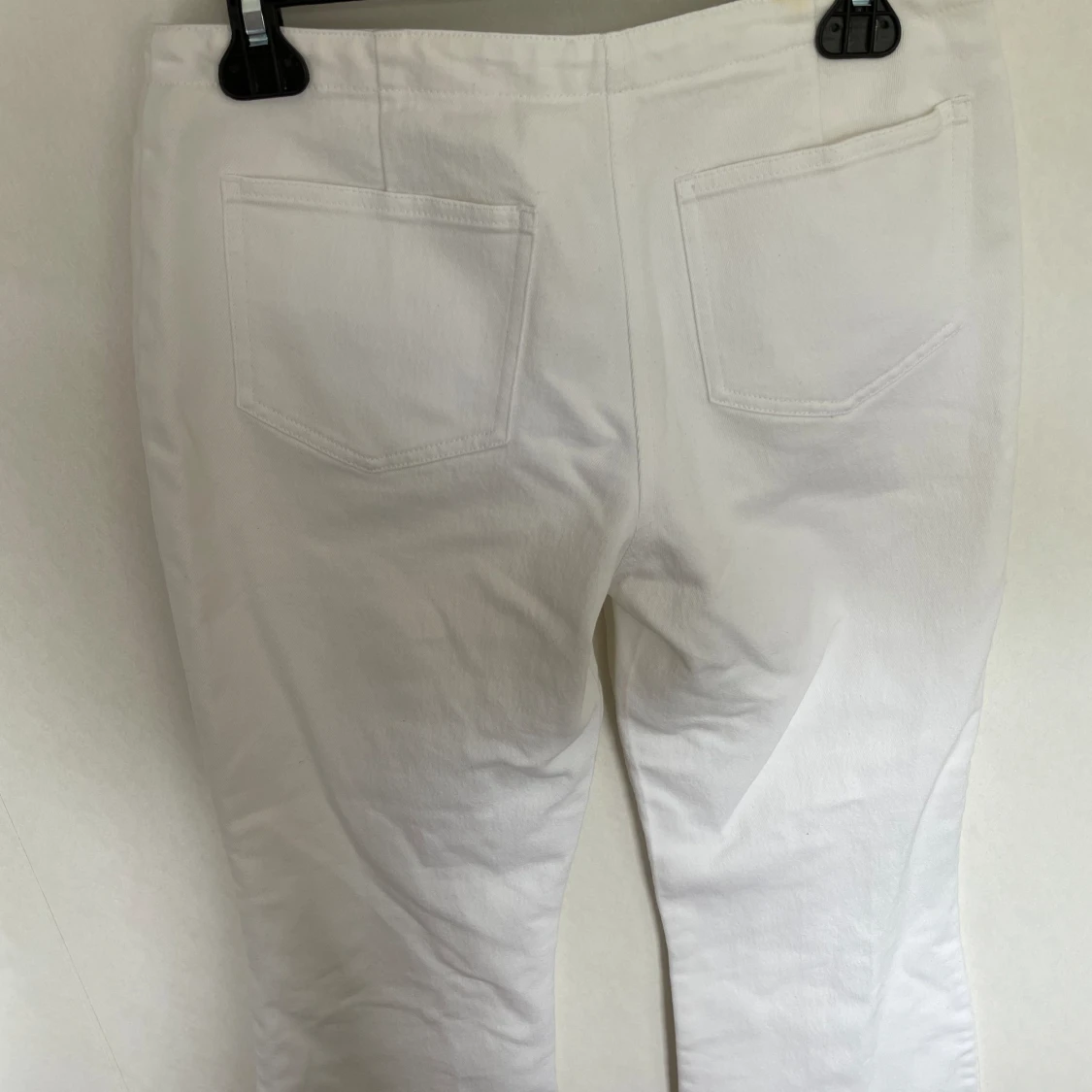 Utåtsvängda vita jeans  - 90