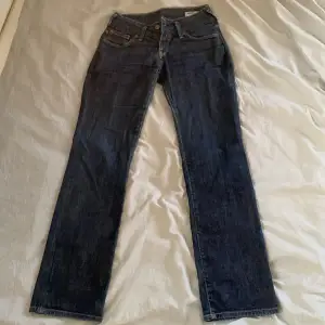 Snygga Lee jeans flared💘 Nästan aldrig använda och i fint skick!❤️ Kontakta vid frågor eller annat!⭐️