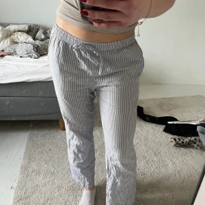 randiga byxor  - säljer dessa fina randiga linnebyxor! 