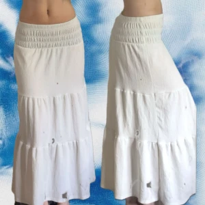 Lång vit volang kjol - Vintage lång vit volang kjol. Someig och fin. Från GinaTricot men köpt second hand, men i bra skick! 