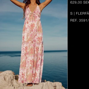 Zaraklänning - Jättefin sommarklänning från zara, endast använd fåtal gånger förra sommaren💕köpt för 629kr